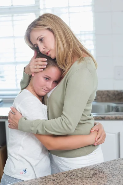 Smutný holčička objala matku — Stock fotografie