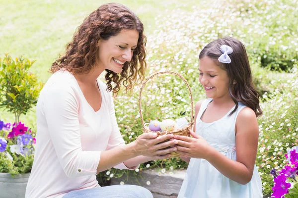 Onnellinen äiti ja tytär keräävät pääsiäismunia — kuvapankkivalokuva