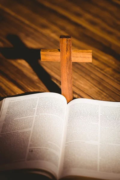 Biblia aberta com ícone crucifixo — Fotografia de Stock