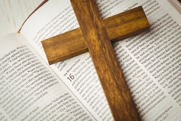 Biblia aberta e cruz de madeira — Fotografia de Stock