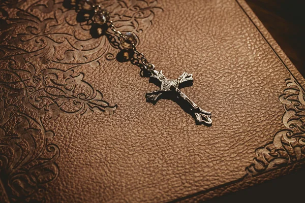 Rosary beads with bible — Stock Photo, Image