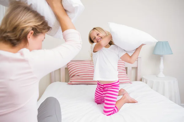 Madre e hija teniendo pelea de almohadas — Foto de Stock