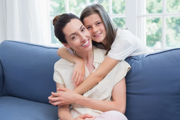 Moeder en dochter glimlachen op camera — Stockfoto