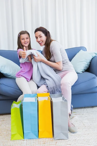 Moeder en dochter kijken naar shopping tassen — Stockfoto