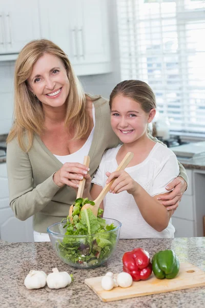 Mother and daughter preparing salad together — Stock Photo, Image