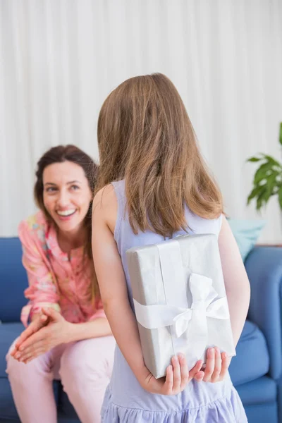 Daughter surprising mother with gift — Stock Photo, Image