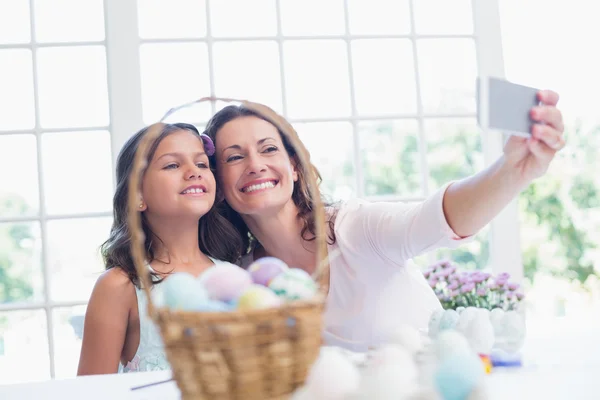 Mãe e filha felizes tomando selfie — Fotografia de Stock