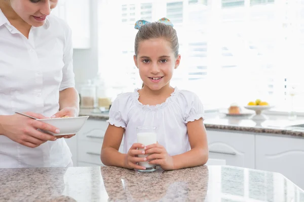 Mãe e filha tomando café da manhã — Fotografia de Stock