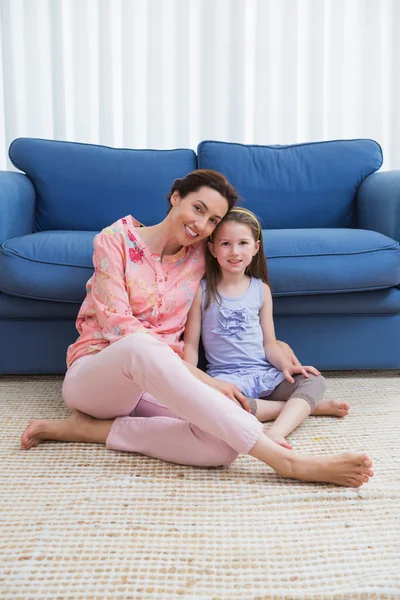 Madre e hija sonriendo a la cámara —  Fotos de Stock