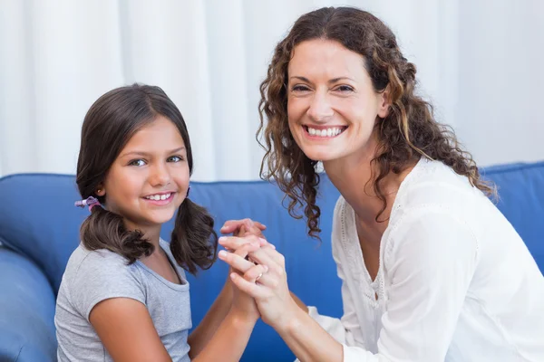 Mãe e filha sorrindo para a câmera — Fotografia de Stock