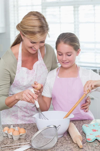 Mother and daughter making cake together — Stock Photo, Image