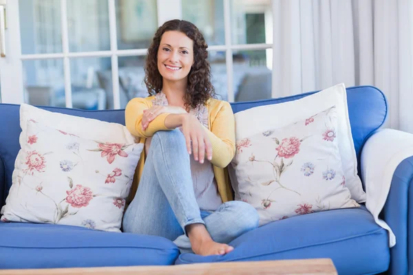 Pretty brunette relaxing on the couch — Stock Photo, Image