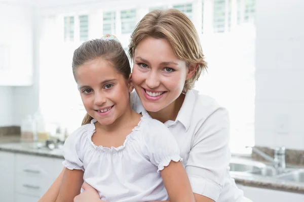 Mãe e filha sorrindo para a câmera — Fotografia de Stock