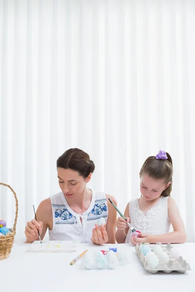 Moeder en dochter schilderij paaseieren — Stockfoto