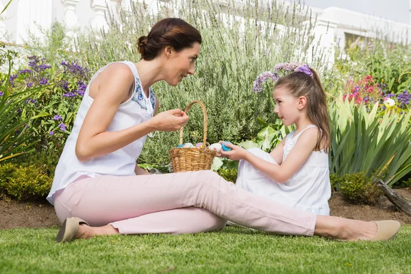 Moeder en dochter verzamelen paaseieren — Stockfoto