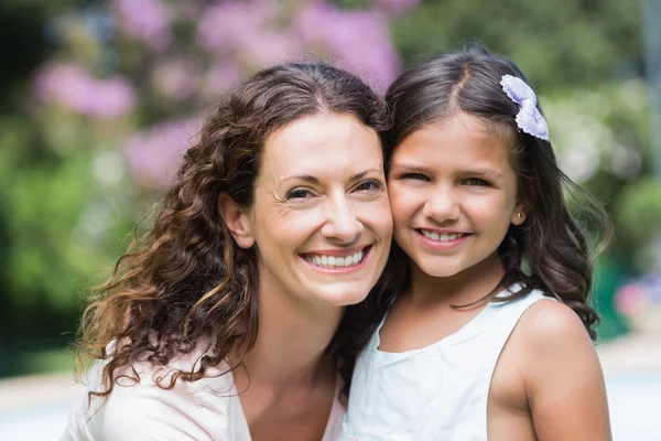 Gelukkig moeder en dochter glimlachen op camera — Stockfoto