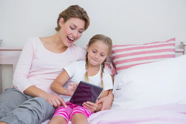 Moeder en dochter met behulp van tablet pc — Stockfoto