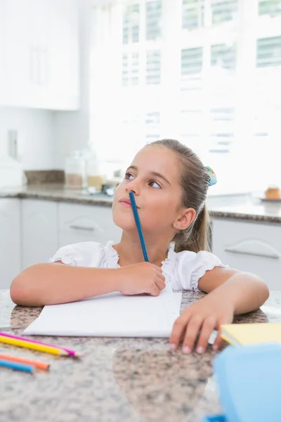 Küçük kız ödevini yapıyor — Stok fotoğraf