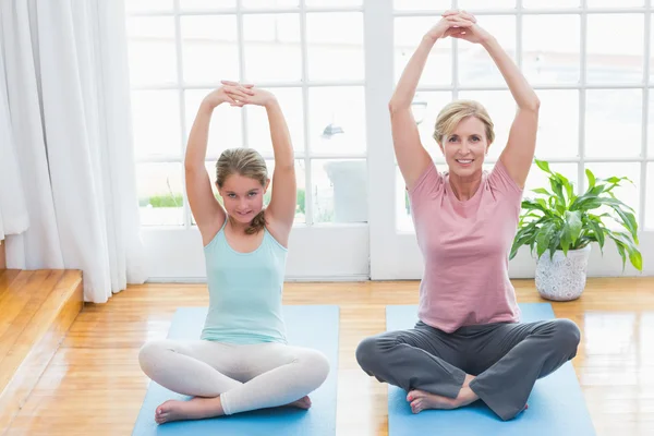 Mãe e filha fazendo ioga no tapete de fitness — Fotografia de Stock