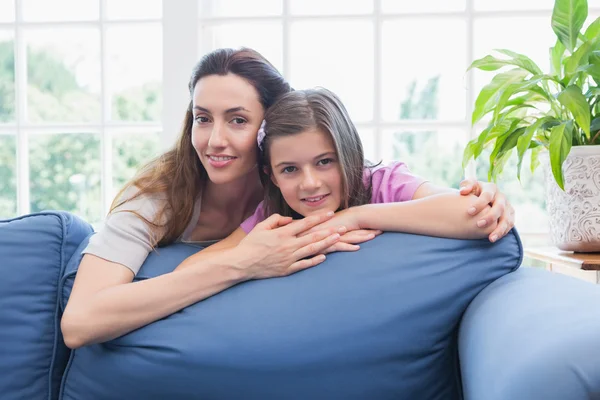 Madre e hija sonriendo a la cámara — Foto de Stock