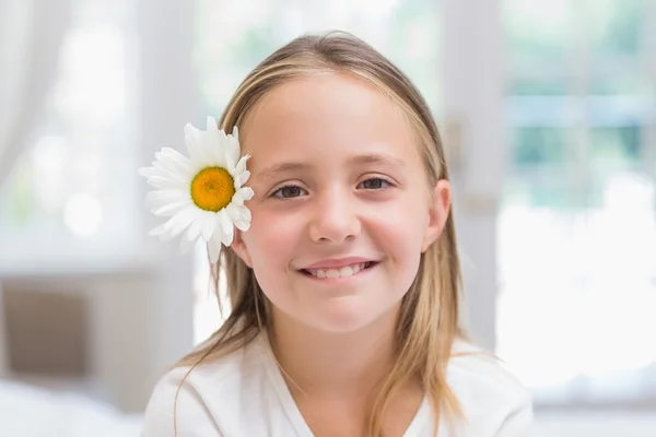 Schattig klein meisje glimlachen op camera — Stockfoto