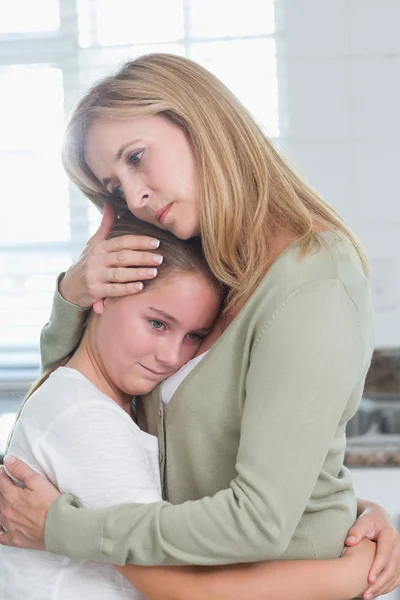 Menina triste abraçando sua mãe — Fotografia de Stock