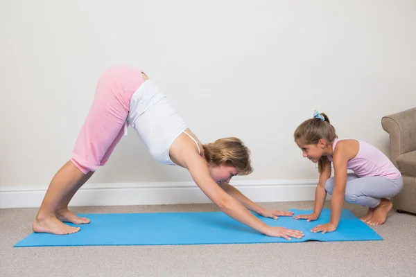 Anne ve kızı yoga yapıyor. — Stok fotoğraf