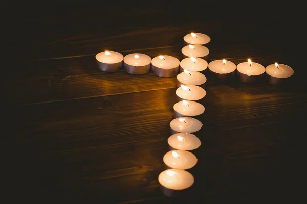 십자가 모양에 촛불 — 스톡 사진