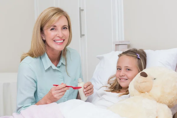 Madre dando a su hija medicina para la tos — Foto de Stock