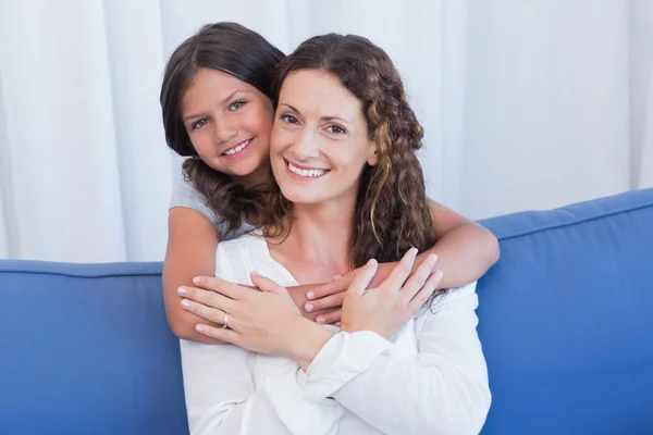 Madre e hija sonriendo a la cámara — Foto de Stock