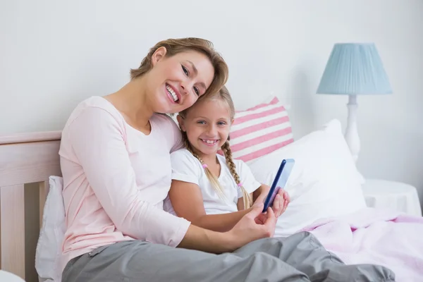 Anne ve kızı kullanarak tablet pc — Stok fotoğraf