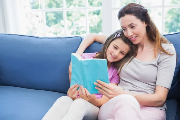 Mor och dotter läser en bok — Stockfoto