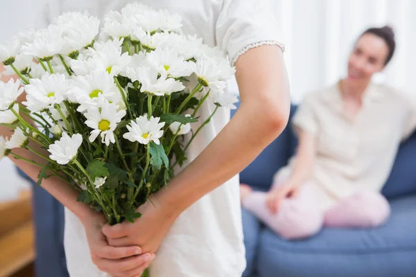 Daughter giving mother white bouquet — Stock Photo, Image