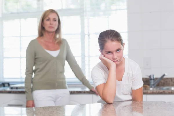 Niña enfurruñada después de discutir con su madre — Foto de Stock