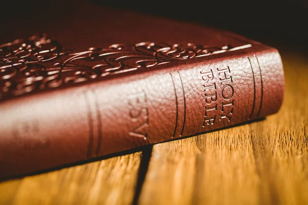 İncil'in üzerine ahşap masa — Stok fotoğraf