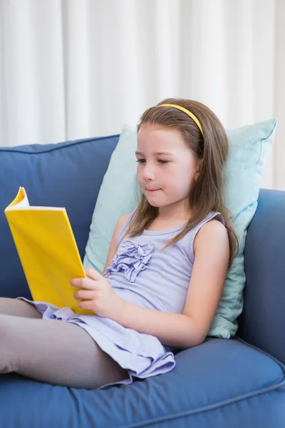 Meisje lezen op Bank — Stockfoto