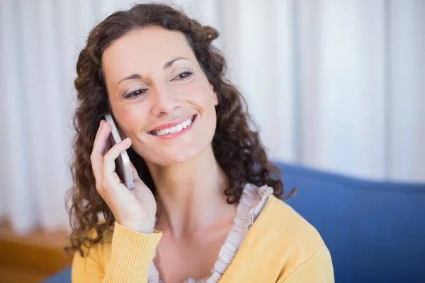 Brunetka v volání s mobilním telefonem — Stock fotografie