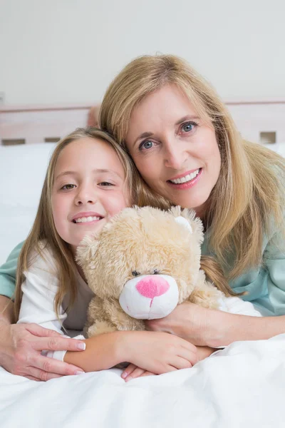 Happy mother and daughter smiling at camera — Stock Photo, Image