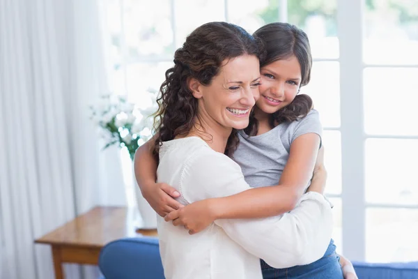 Feliz madre e hija abrazándose — Foto de Stock