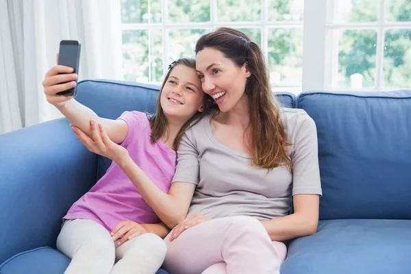 Anne ve kızı selfie çekiyor. — Stok fotoğraf