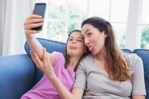 Mor och dotter tar en selfie — Stockfoto