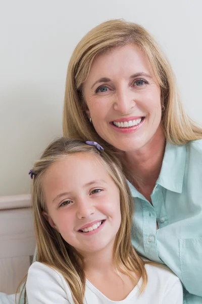 Happy mother and daughter smiling at camera — Stock Photo, Image