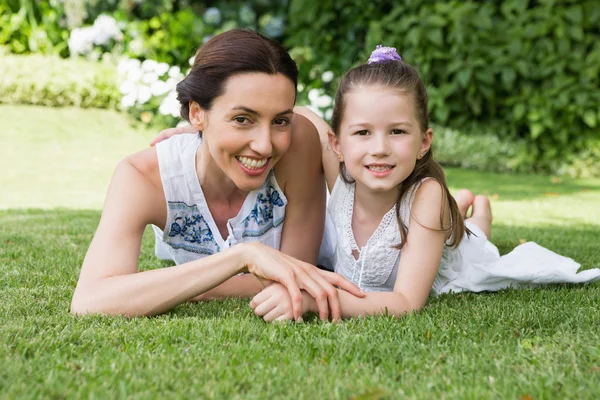 Moeder en dochter glimlachen op camera — Stockfoto