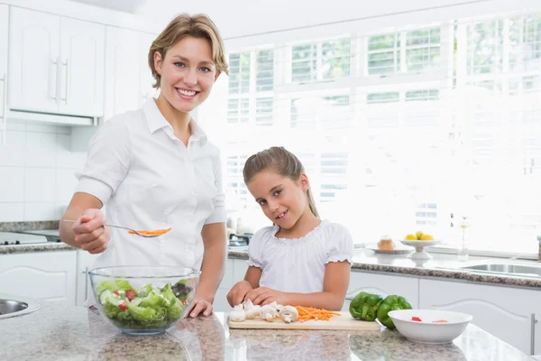 Moeder en dochter voorbereiding van groenten — Stockfoto