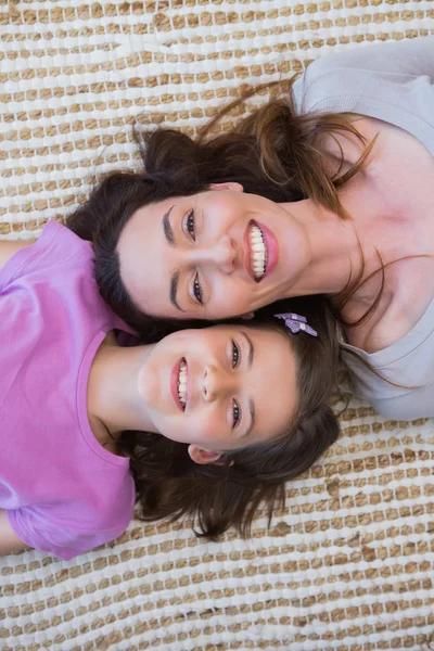 Moeder en dochter glimlachen op camera — Stockfoto