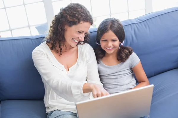 Feliz madre e hija usando el ordenador portátil — Foto de Stock