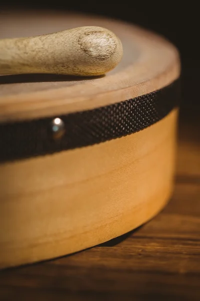 传统的爱尔兰 bodhran 和棍子 — 图库照片