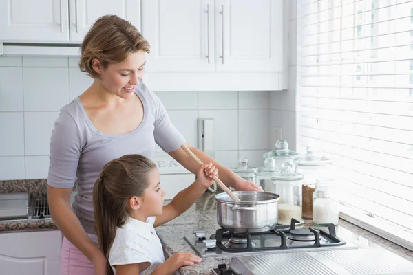 Matka a dcera vaří společně — Stock fotografie