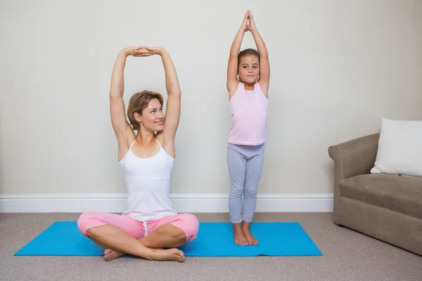 Mor och dotter som gör yoga — Stockfoto