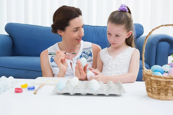 Mother and daughter painting easter eggs — Stock Photo, Image